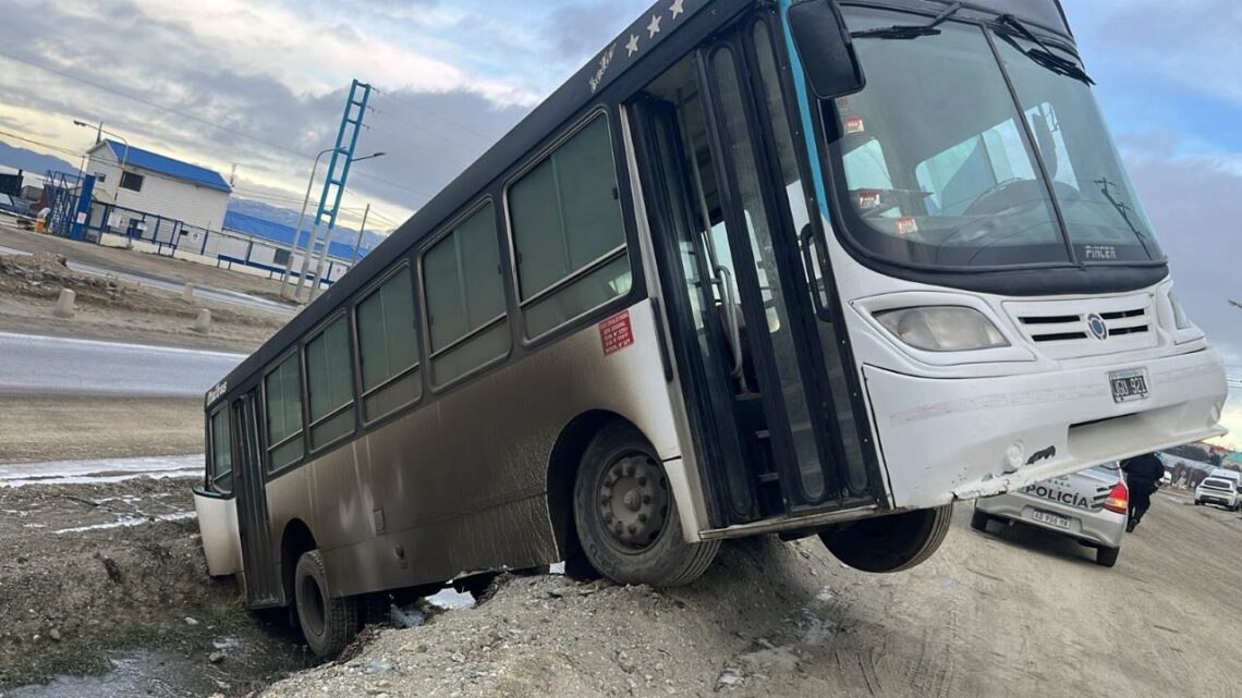 USHUAIA: Un colectivo cayó en una zanja USHUAIA: Un colectivo cayó en una zanja