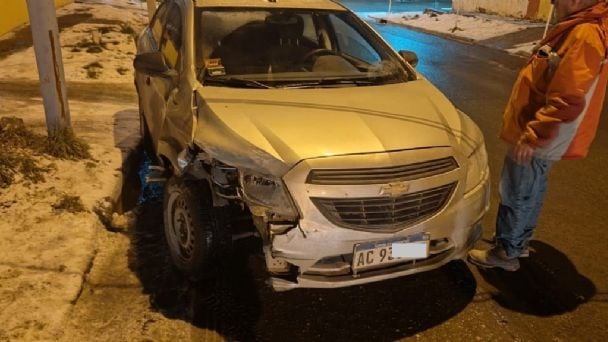 Se descompensó al volante en Ushuaia y se estrelló contra un auto estacionado Se descompensó al volante en Ushuaia y se estrelló contra un auto estacionado