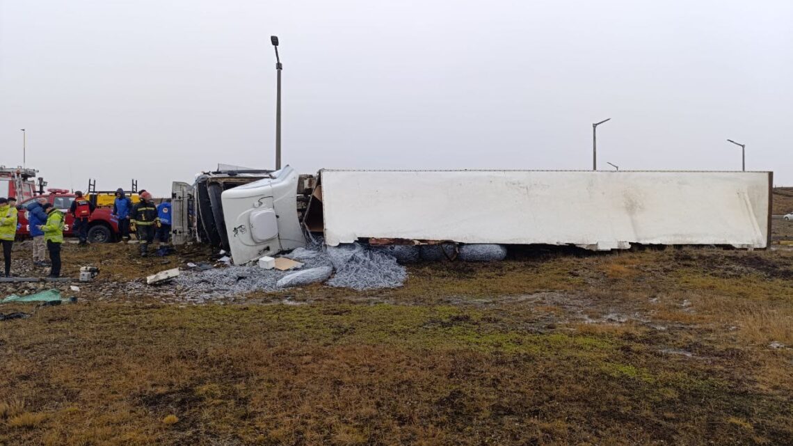 Ruta de circunvalación: volcó un camión de transporte Ruta de circunvalación: volcó un camión de transporte
