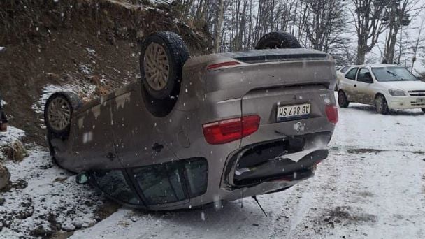 Ushuaia: Conductora quedó en crisis nerviosa tras ser chocada por otro auto, que volcó Ushuaia: Conductora quedó en crisis nerviosa tras ser chocada por otro auto, que volcó
