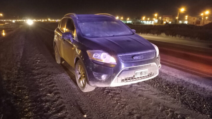 UN AUTO CASI SE INCENDIA POR UNA FALLA EN EL CARGADOR DE UN CELULAR.