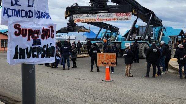 PROTESTA DE PORTUARIOS EN USHUAIA Y DURA ADVERTENCIA AL GOBIERNO Y A LA CLASE POLÍTICA