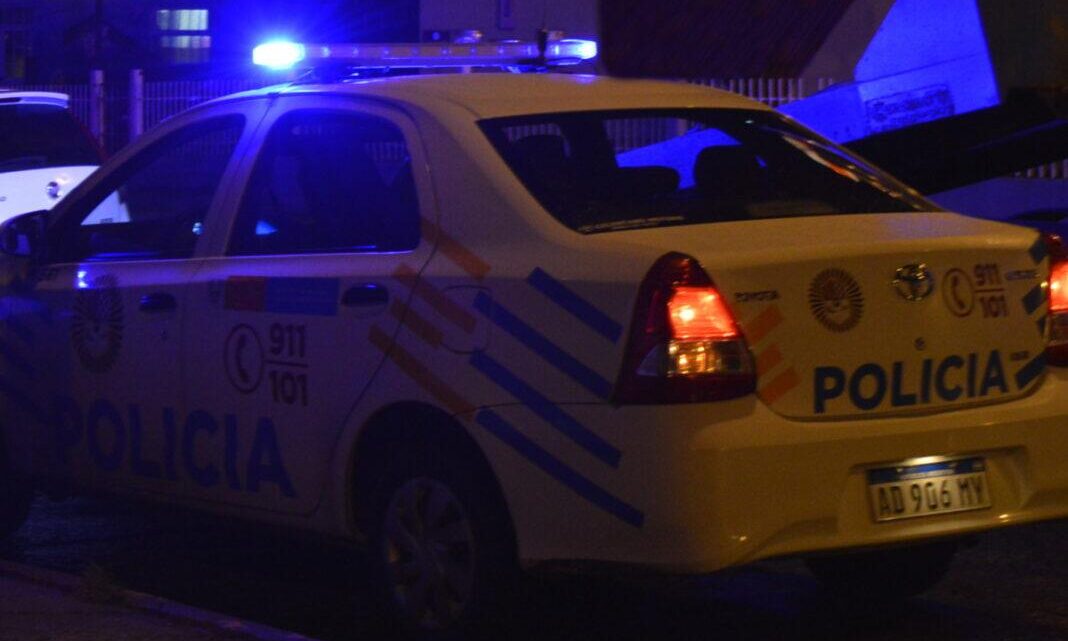 AMENAZÓ CON UN CUCHILLO, ROBÓ Y TERMINÓ DETENIDO. AMENAZÓ CON UN CUCHILLO, ROBÓ Y TERMINÓ DETENIDO.