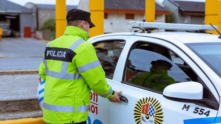 FUE DETENIDO TRAS VIOLAR UNA ORDEN DE RESTRICCIÓN Y PERSEGUIR A SU EX PAREJA