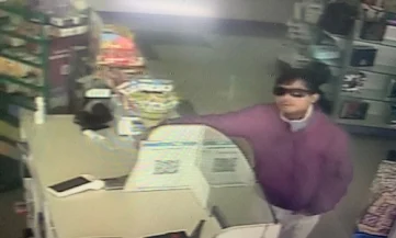 ROBARON EN LA FARMACIA ONIKEN: LO REGISTRARON EN CÁMARAS ESCONDIENDO UN SET DE PERFUMERÍA ENTRE SUS ROPAS.