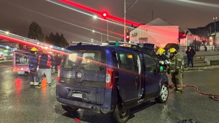 OTRA INTERVENCIÓN DE BOMBEROS EN RÍO GRANDE POR INCENDIO EN UN AUTOMÓVIL.