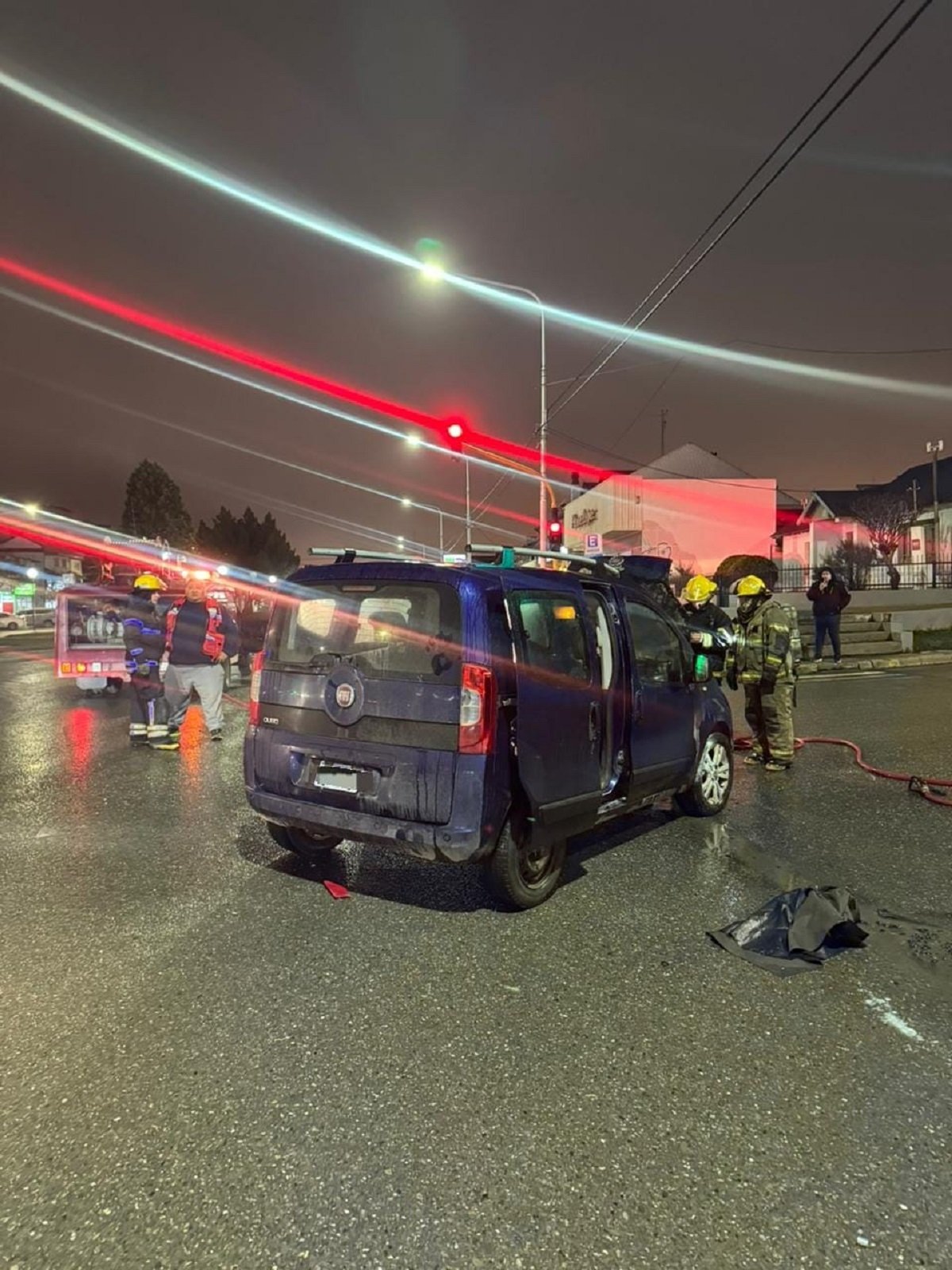 OTRA INTERVENCIÓN DE BOMBEROS EN RÍO GRANDE POR INCENDIO EN UN AUTOMÓVIL.