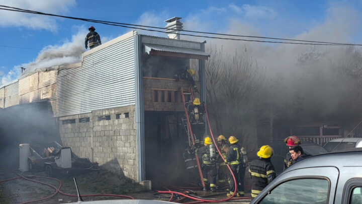 Incendio afectó al menos tres viviendas, en medio del temporal de viento