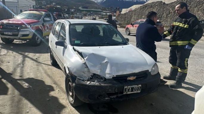 Colisionaron dos vehículos en Ushuaia, trasladaron al hospital a uno de los conductores