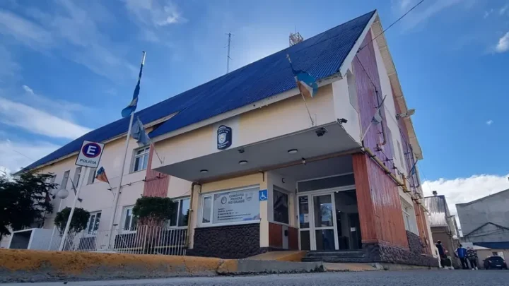 UN AUTOMOVILISTA ALCOHOLIZADO EMBISTIÓ VARIOS AUTOS ESTACIONADOS Y TERMINÓ DETENIDO.