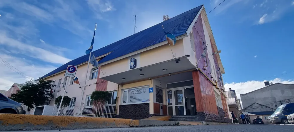 UN AUTOMOVILISTA ALCOHOLIZADO EMBISTIÓ VARIOS AUTOS ESTACIONADOS Y TERMINÓ DETENIDO.