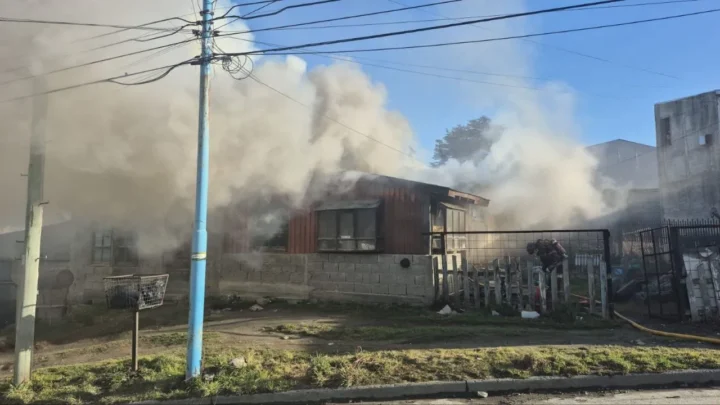 INCENDIO EN VIVIENDA DE USHUAIA POR PROBLEMA ELÉCTRICO.