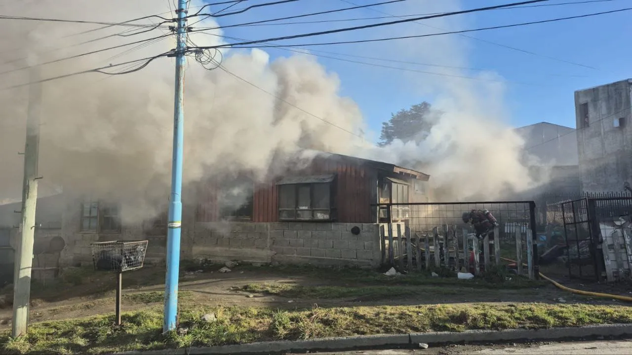INCENDIO EN VIVIENDA DE USHUAIA POR PROBLEMA ELÉCTRICO.
