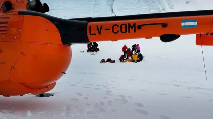 RESCATAN A UNA PERSONA LESIONADA EN EL GLACIAR OJO DEL ALBINO.