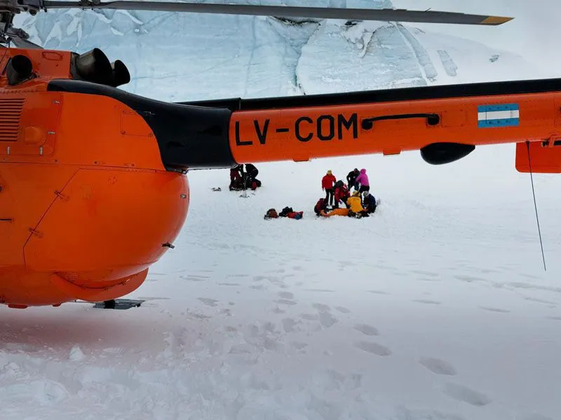 RESCATAN A UNA PERSONA LESIONADA EN EL GLACIAR OJO DEL ALBINO.