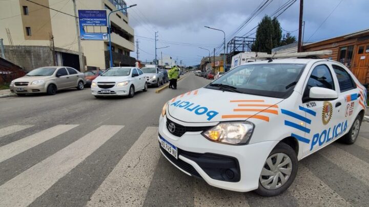 Un remisero hospitalizado en inusual colisión con su vehículo detenido