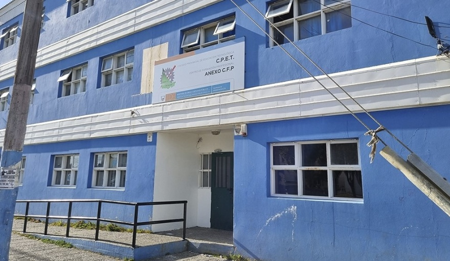 Evacuación preventiva en el colegio CPET por un cortocircuito en un aula Evacuación preventiva en el colegio CPET por un cortocircuito en un aula