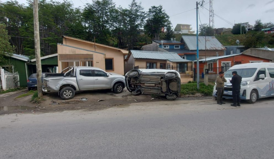 CONDUCTOR IMPACTÓ CONTRA DOS VEHÍCULOS ESTACIONADOS EN FACUNDO QUIROGA.