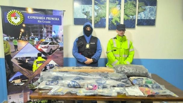 TRES ARMAS, MUNICIONES Y JOYAS SECUESTRADAS EN UN NUEVO OPERATIVO EN RÍO GRANDE. TRES ARMAS, MUNICIONES Y JOYAS SECUESTRADAS EN UN NUEVO OPERATIVO EN RÍO GRANDE.