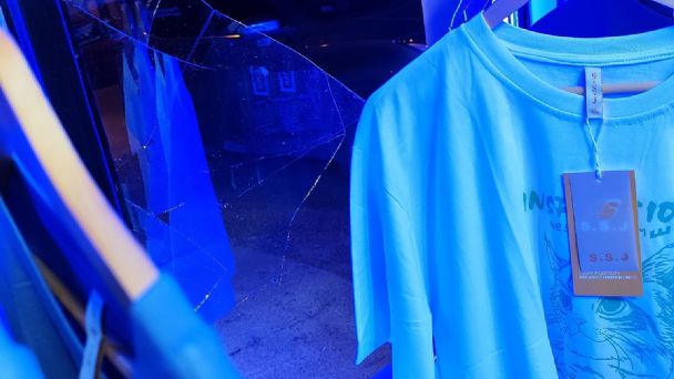DESTROZARON LOS VIDRIOS DE UN LOCAL EN RÍO GRANDE Y SE LLEVARON ROPA.