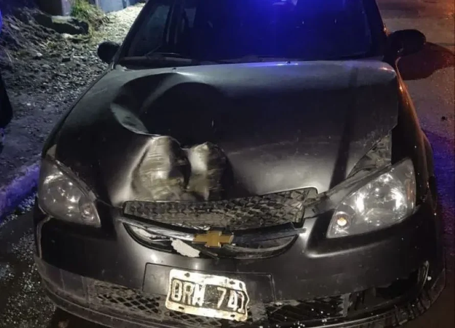 JOVEN PIERDE EL CONTROL DE SU VEHÍCULO Y SE ESTRELLA CONTRA UN POSTE EN USHUAIA.