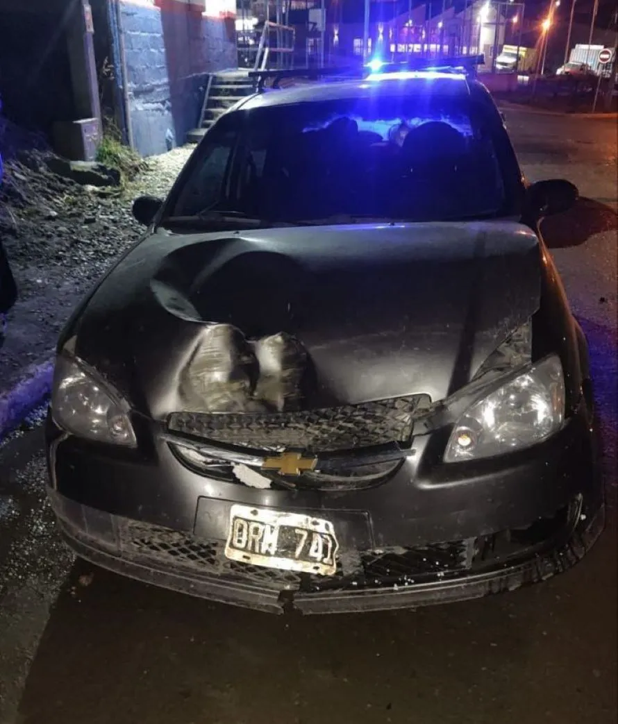 JOVEN PIERDE EL CONTROL DE SU VEHÍCULO Y SE ESTRELLA CONTRA UN POSTE EN USHUAIA.