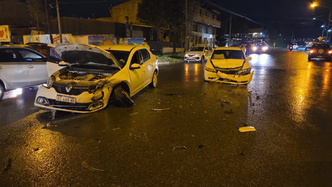 COLISIÓN EN USHUAIA DEJA A TRES PERSONAS CON LESIONES LEVES.