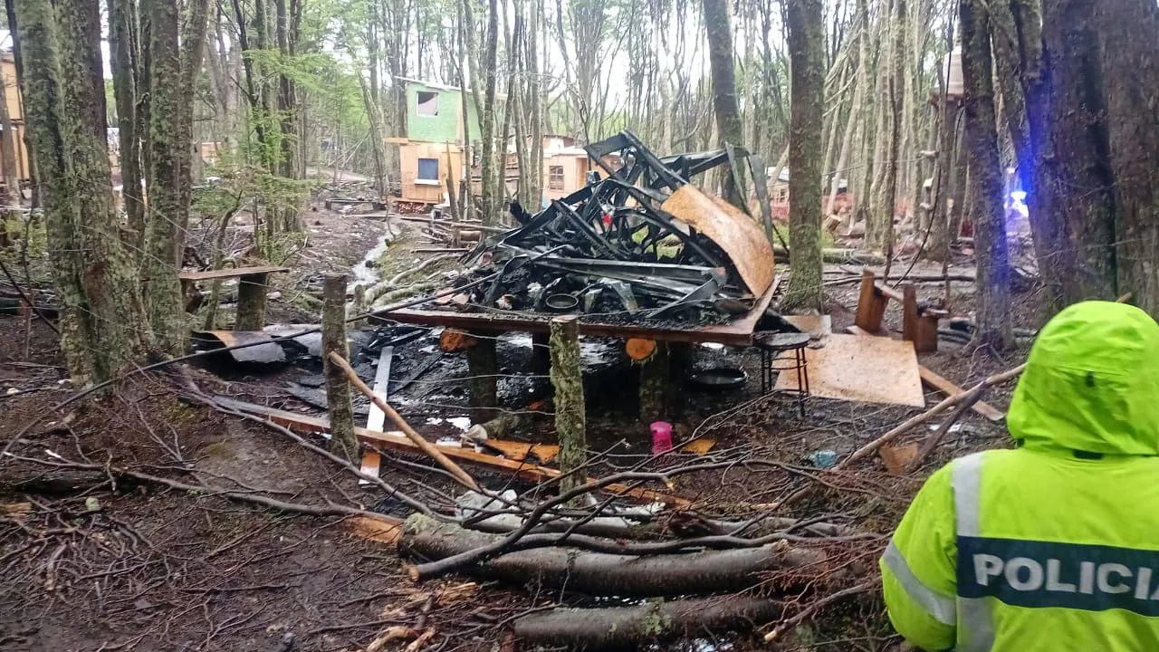 FUEGO AFECTÓ UNA VIVIENDA PRECARIA EN EL BARRIO LAS RAÍCES 4 DE USHUAIA.