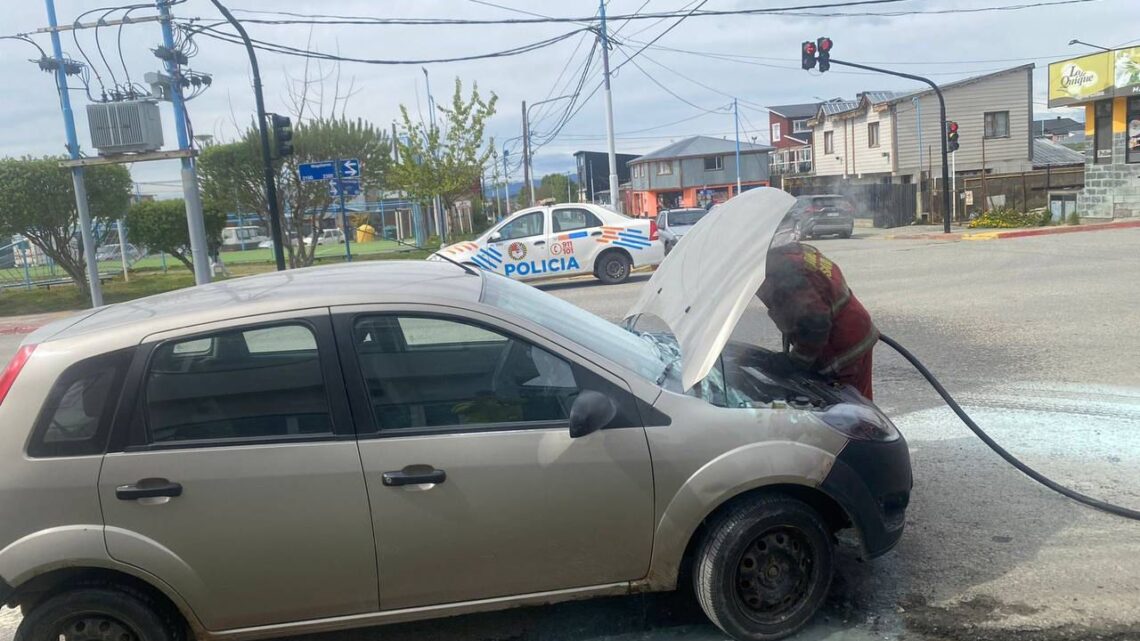 USHUAIA:  Principio de incendio de un auto