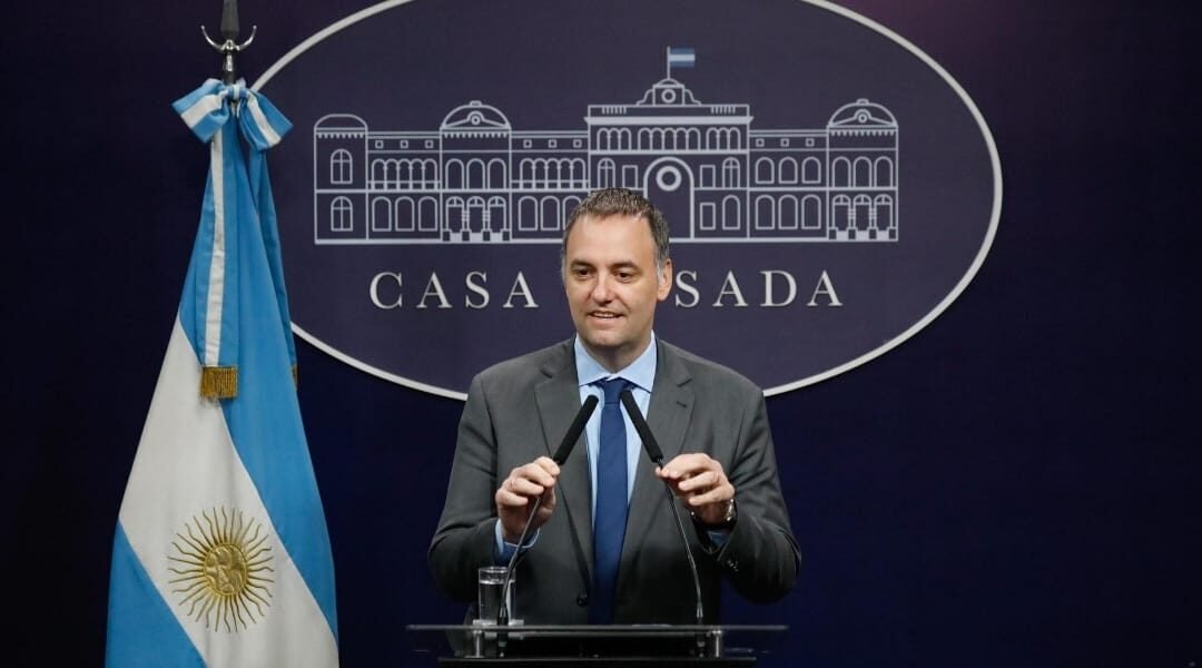 DEL ATRIL A COMODORO PY: ADORNI YA NO SOLO DEBERÁ EXPLICAR EL AJUSTE… AHORA TAMBIÉN SUS GASTOS