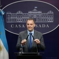DEL ATRIL A COMODORO PY: ADORNI YA NO SOLO DEBERÁ EXPLICAR EL AJUSTE… AHORA TAMBIÉN SUS GASTOS