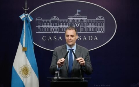DEL ATRIL A COMODORO PY: ADORNI YA NO SOLO DEBERÁ EXPLICAR EL AJUSTE… AHORA TAMBIÉN SUS GASTOS