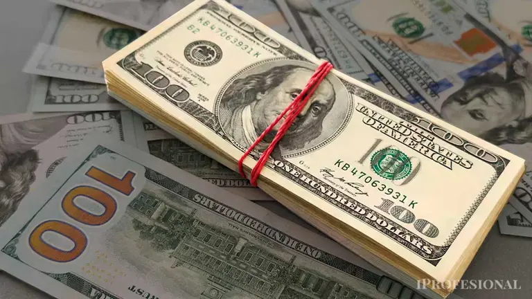 El dólar acelera su escalada, le gana a la inflación y pone fin al atraso cambiario