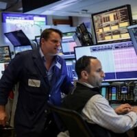 El riesgo país cayó al nivel más bajo desde la llegada de Milei al poder tras el anuncio del nuevo programa financiero