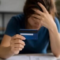 Se enfría el crédito: aumenta la mora y caen los préstamos personales y el uso de tarjetas en junio