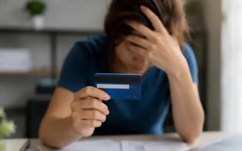 Se enfría el crédito: aumenta la mora y caen los préstamos personales y el uso de tarjetas en junio