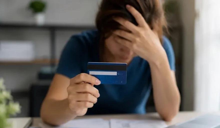 Se enfría el crédito: aumenta la mora y caen los préstamos personales y el uso de tarjetas en junio