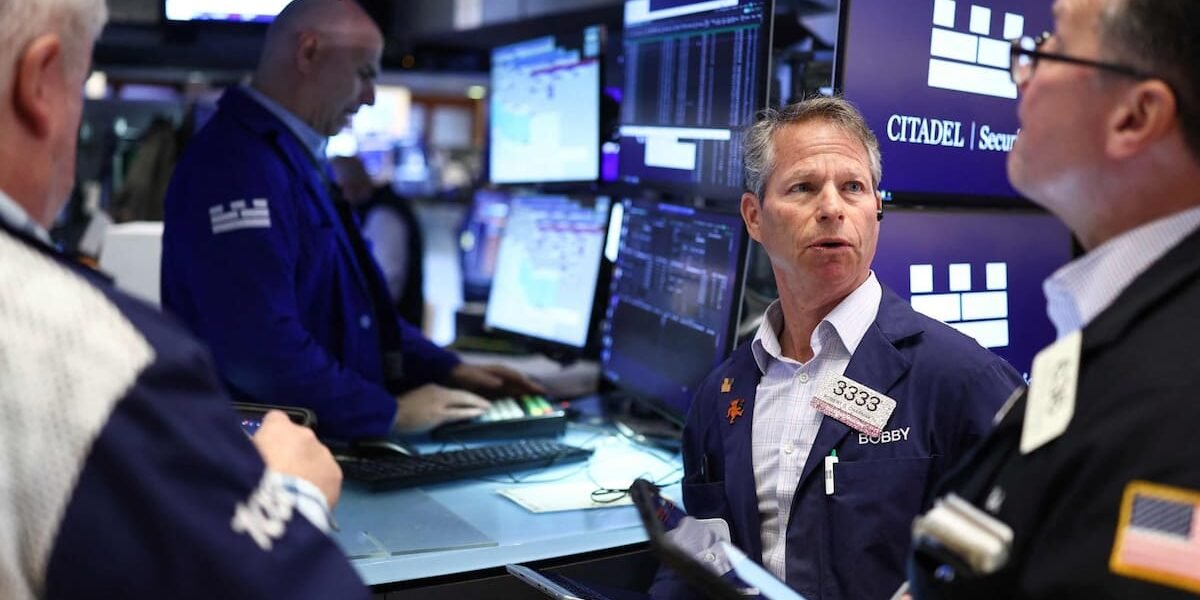 Tras la mejora de Moody’s, cayó el riesgo país cerca de los 400 puntos y los bancos argentinos ganaron impulso en Wall Street