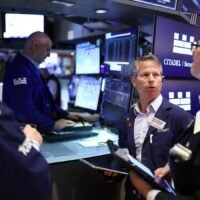 Tras la mejora de Moody’s, cayó el riesgo país cerca de los 400 puntos y los bancos argentinos ganaron impulso en Wall Street