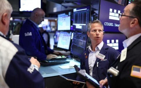 Tras la mejora de Moody’s, cayó el riesgo país cerca de los 400 puntos y los bancos argentinos ganaron impulso en Wall Street