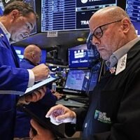 El riesgo país se disparó a su máximo en tres meses por una ola de ventas que golpeó a los mercados internacionales