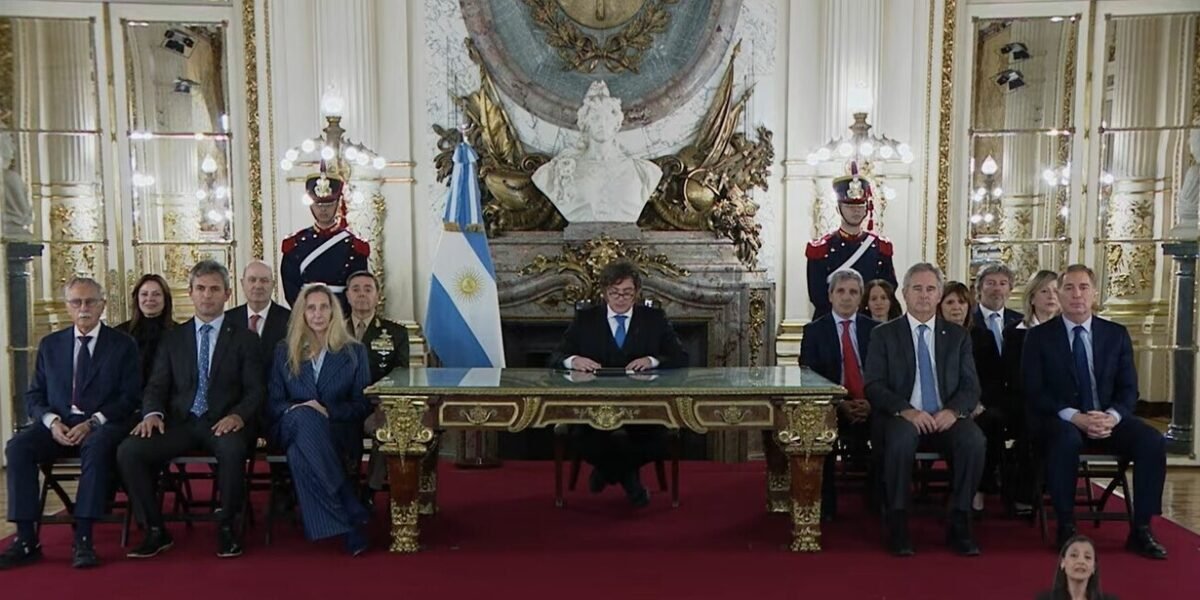 Milei endurece la ofensiva por Malvinas: anunció una base naval en Tierra del Fuego y sanciones a petroleras