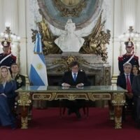 Milei endurece la ofensiva por Malvinas: anunció una base naval en Tierra del Fuego y sanciones a petroleras