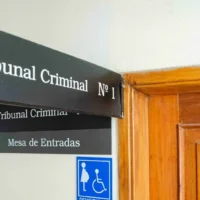No fue a juicio, terminó detenido y ahora enfrenta el proceso por amenazar con un cuchillo a sus vecinos