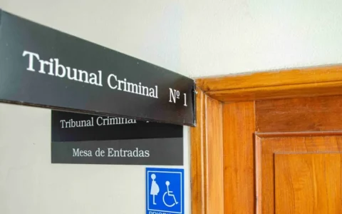 No fue a juicio, terminó detenido y ahora enfrenta el proceso por amenazar con un cuchillo a sus vecinos