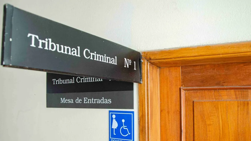 No fue a juicio, terminó detenido y ahora enfrenta el proceso por amenazar con un cuchillo a sus vecinos