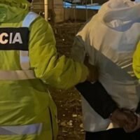 Un joven alcoholizado protagonizó un violento episodio y atacó a efectivos policiales