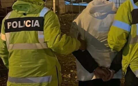 Un joven alcoholizado protagonizó un violento episodio y atacó a efectivos policiales
